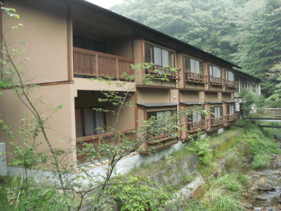 沢に面する宿